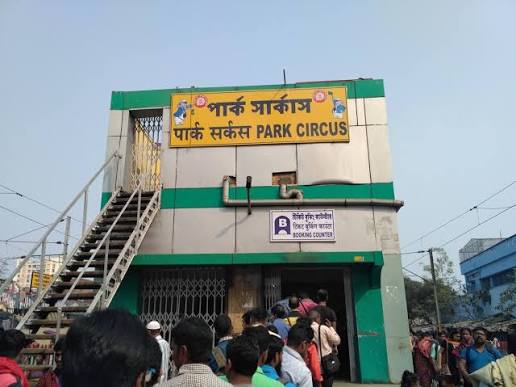 এই বার পার্ক সার্কাস স্টেশনে নামলো বুলডোজার